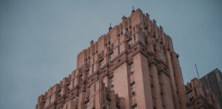 O que é a arquitetura hostil nas cidades?