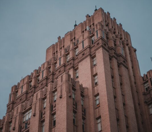 O que é a arquitetura hostil nas cidades?